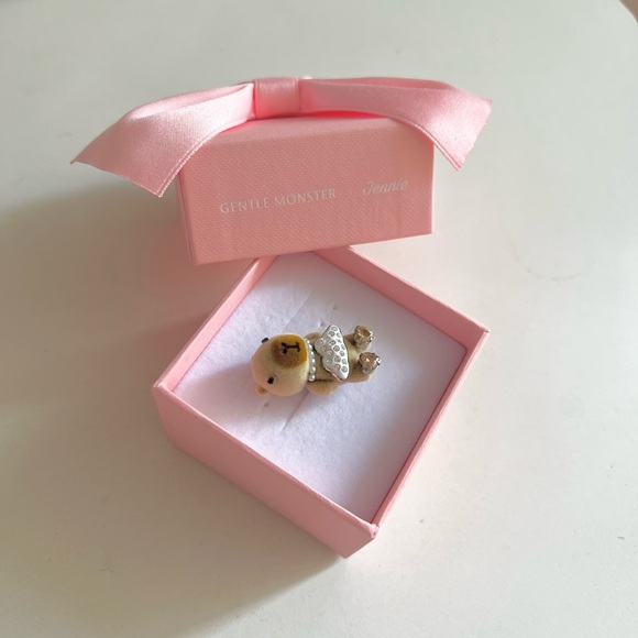 Gentle Monster x Jennie Jentle Salon Capybara Cooing Charm - Picture 5 of 8